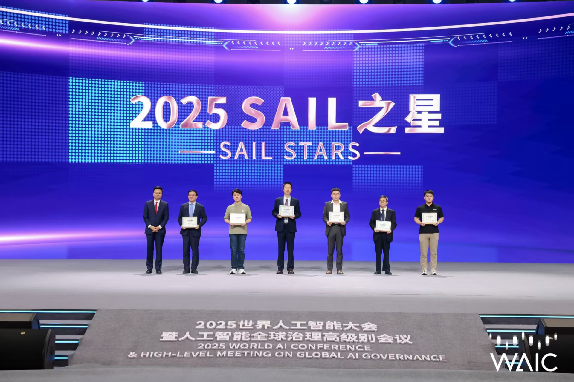 多宝电竞 - 打造高端沉浸式的电竞赛事体验
成WAIC唯一获SAIL之星奖的机器...